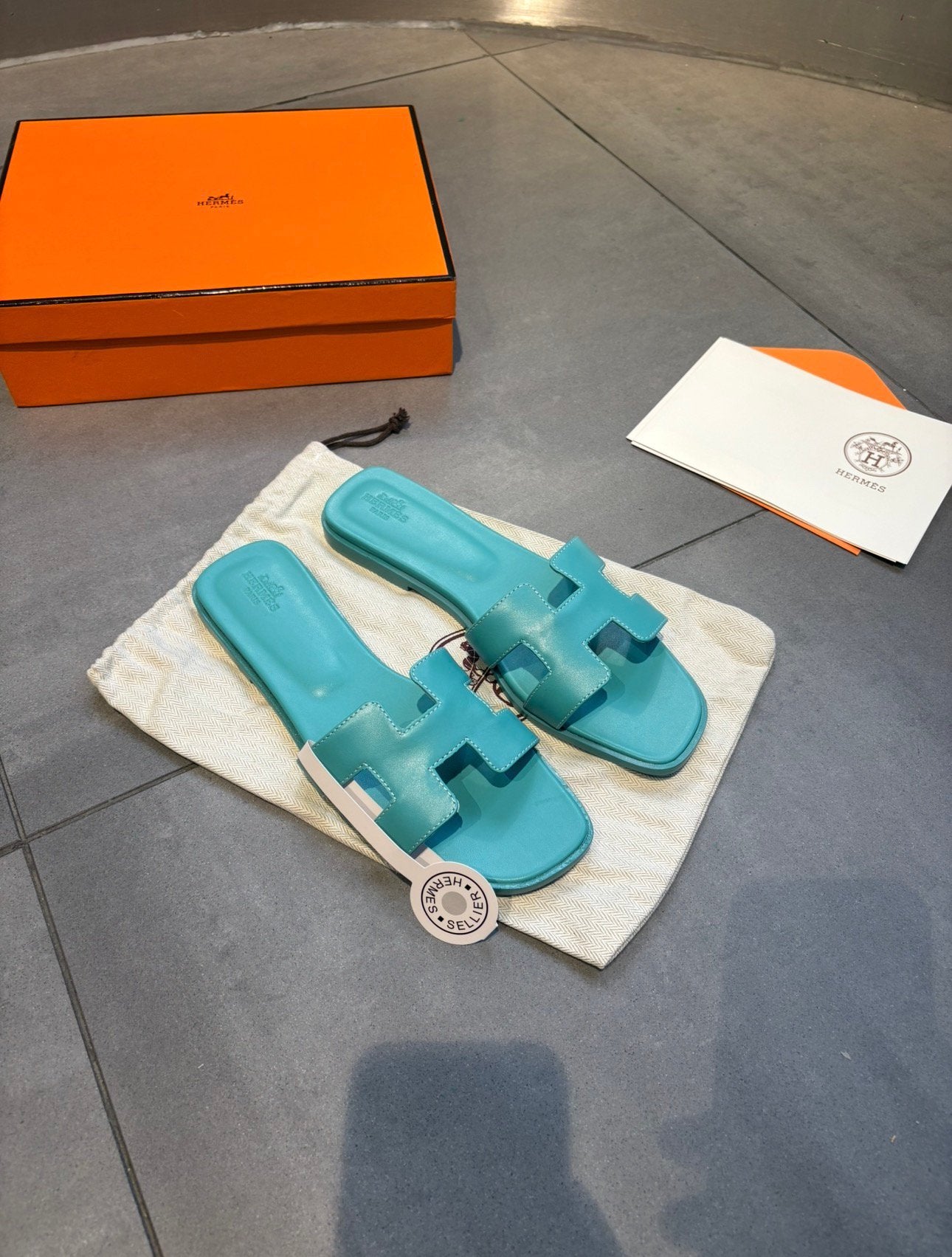 Hermès Oran Slippers Dames – Nieuw – Maat 36 t/m 40, Kleding | Dames, Schoenen, Ophalen, Zo goed als nieuw, Overige kleuren