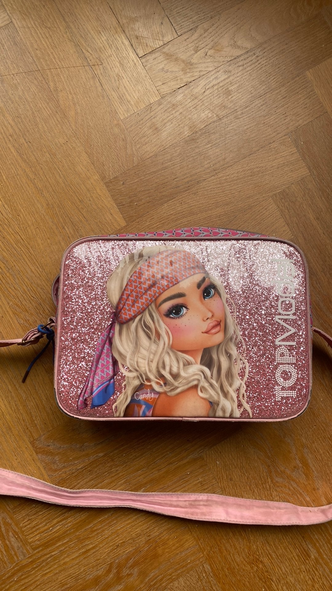 Top model tas gratis op te halen, Ophalen, Gebruikt