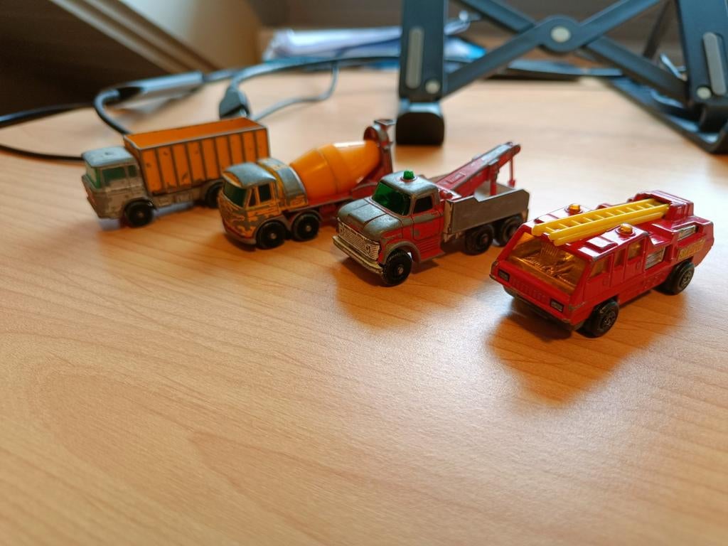 4 Matchbox auto's, Hobby en Vrije tijd, Modelauto's | Overige schalen, Gebruikt, Bus of Vrachtwagen, Ophalen of Verzenden