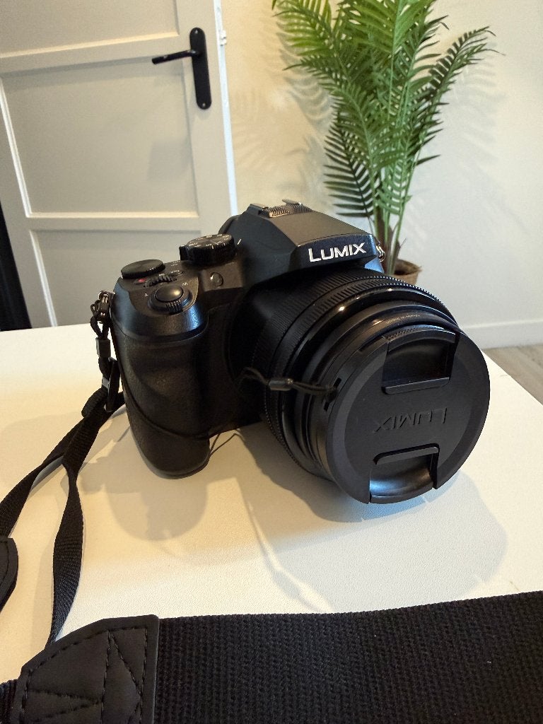 Panasonic Lumix FZ2000 4K bridgecamera, zo goed als nieuw, Panasonic, Ophalen of Verzenden, Zo goed als nieuw, Kantelbaar/draaibaar scherm