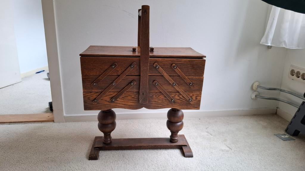 Vintage houten naaidoos op standaard, Antiek en Kunst, Ophalen