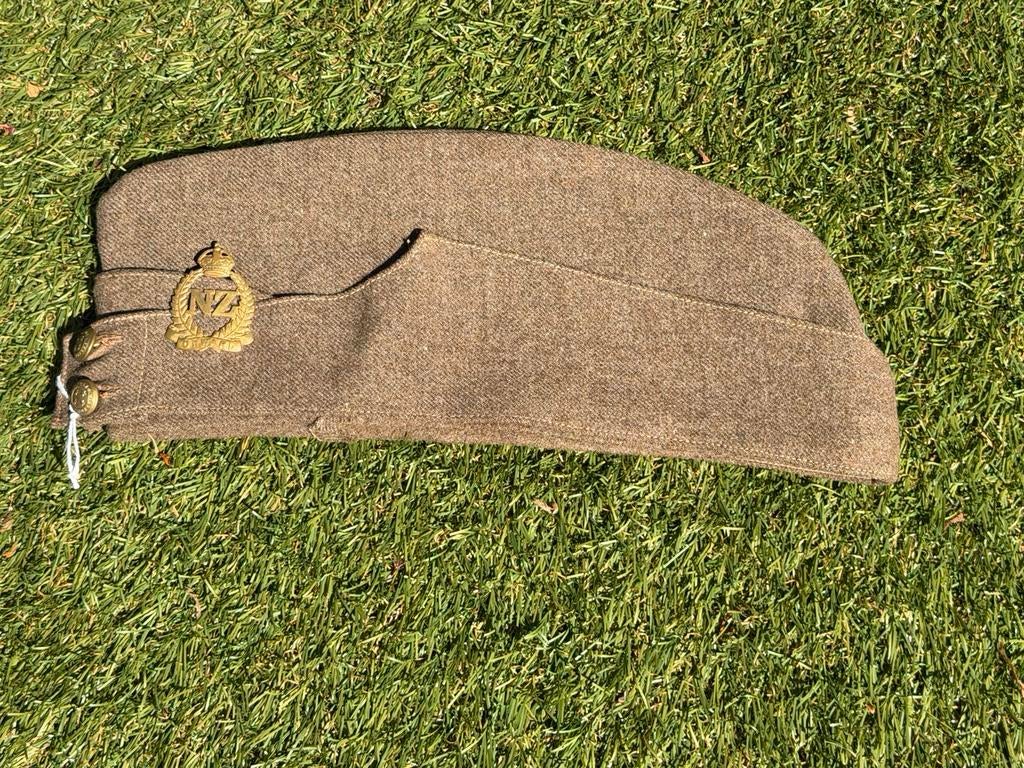 Wo2 schuitje side cap Nieuw Zeeland side cap en embleem, Verzamelen, Militaria | Tweede Wereldoorlog, Ophalen of Verzenden, Landmacht