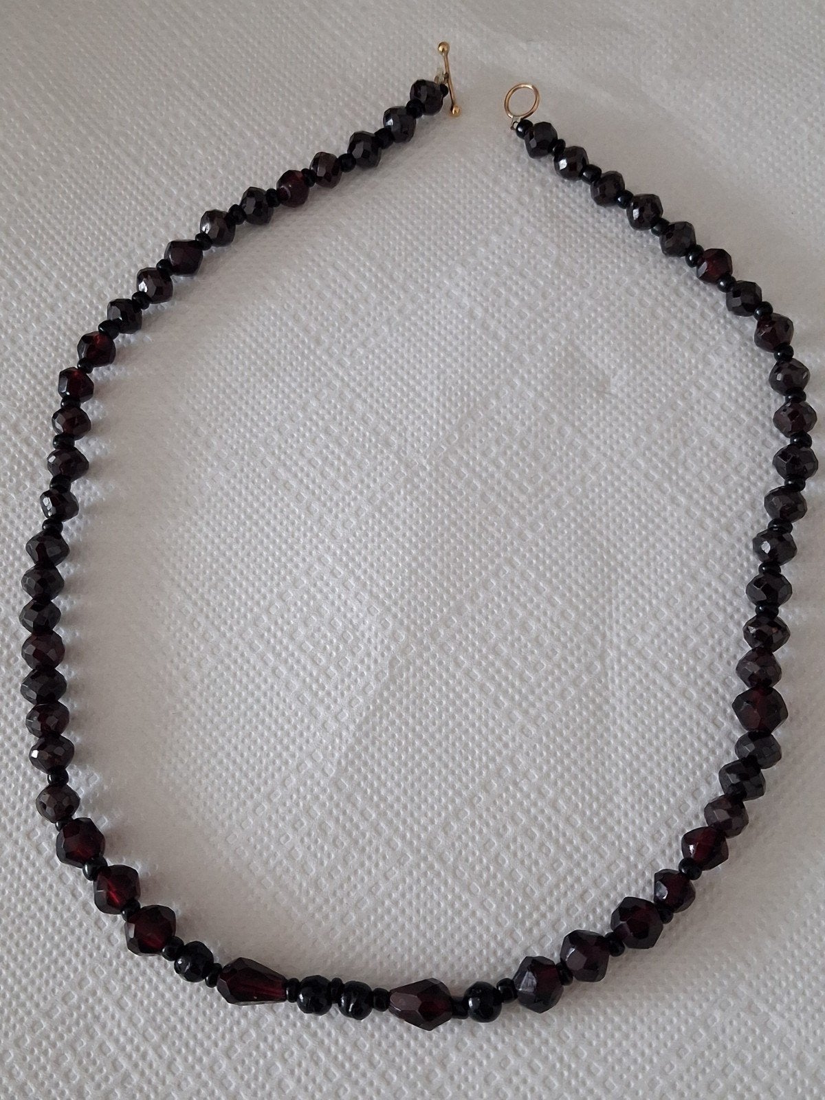 Zeeuwse granaten ketting  met gouden sluiting 14 karaat .45, Ophalen of Verzenden, Goud, Ketting, Met edelsteen