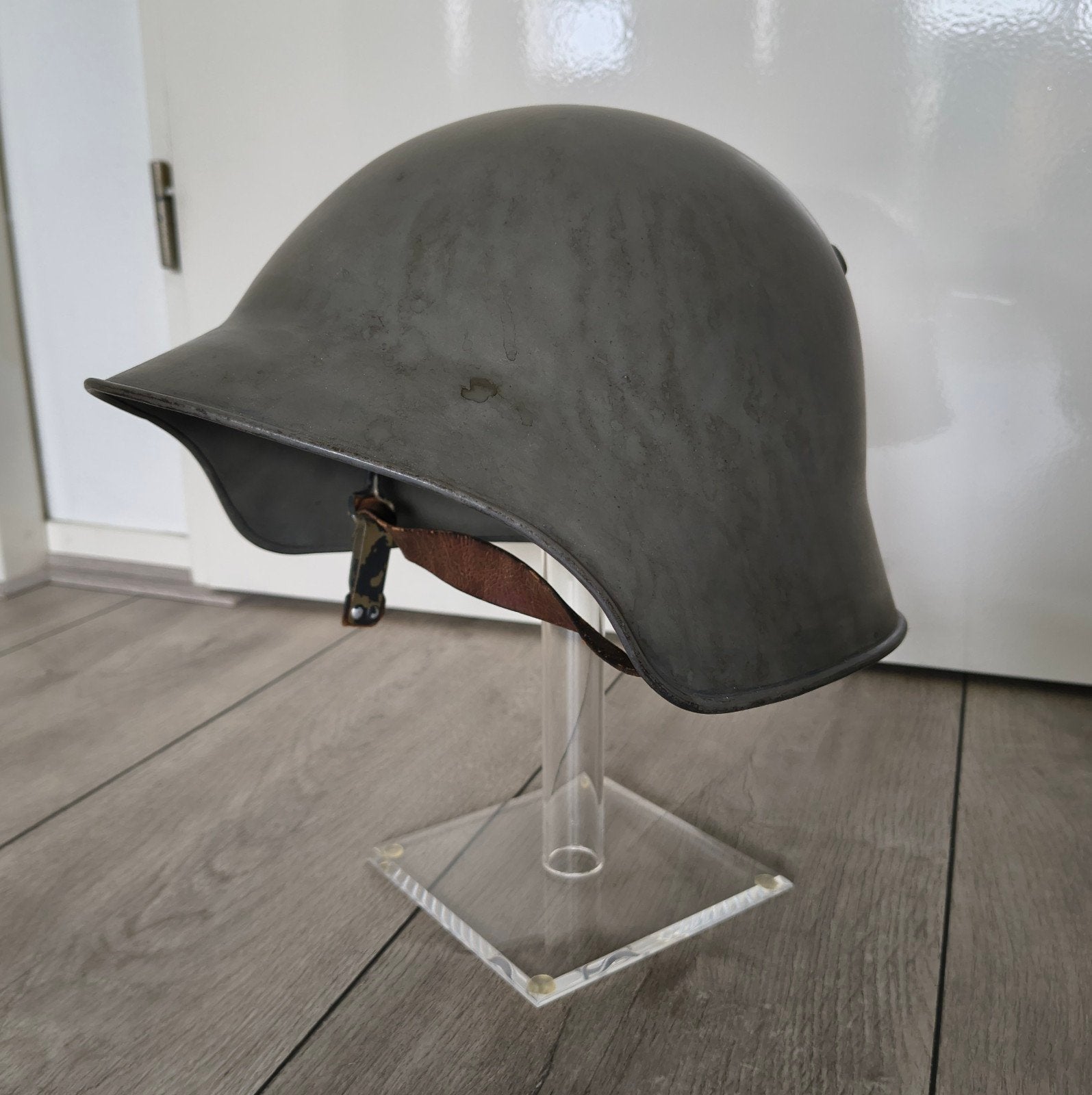 Zwitserse M18 gevechtshelm, politie uitvoering., Ophalen of Verzenden, Nederland, Helm of Baret