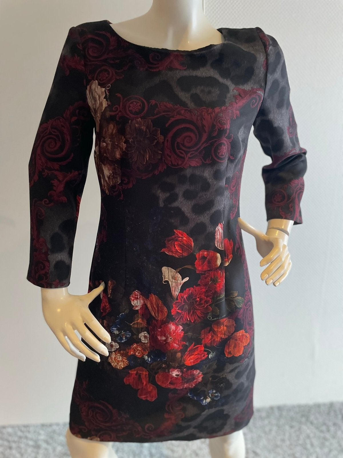 Class cavalli jurkje met mooi kleur patroon maat it 42.Nl38, Kleding | Dames, Jurken, Maat 38/40 (M), ., Zwart, Ophalen of Verzenden