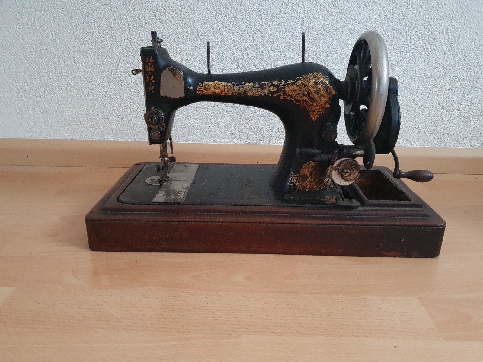 Antieke Singer naaimachine, Ophalen
