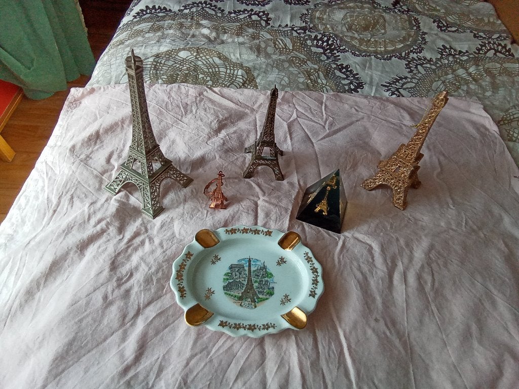 4 eiffeltoren beelden 1 asbak en 1 sleutelhanger in 1 koop, Ophalen