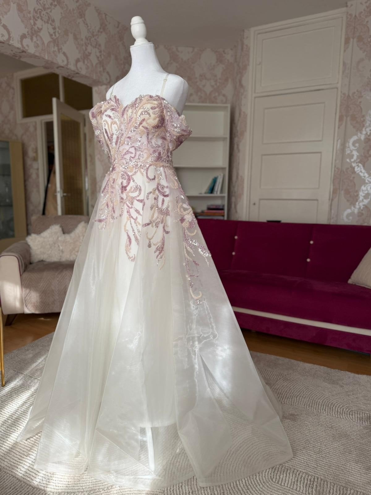 Elegante Trouwjurk met Roze Borduurwerk, Kleding | Dames, Trouwkleding en Trouwaccessoires, Ophalen of Verzenden, Zo goed als nieuw