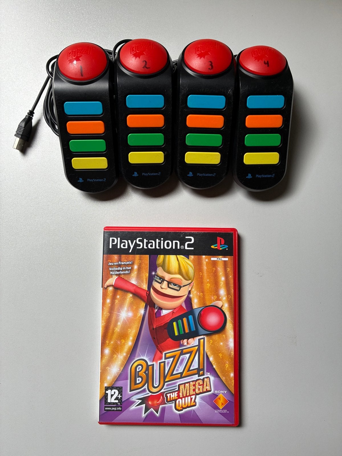 Buzz! The Mega Quiz PS2 met 4 Buzz! controllers, Spelcomputers en Games, Games | Sony PlayStation 2, Gebruikt, Overige genres