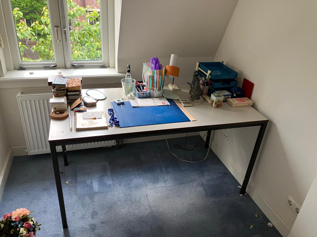 Stevig bureau met metalen frame en wit blad, Huis en Inrichting, Bureaus, Ophalen, Gebruikt, 150 cm, Metaal