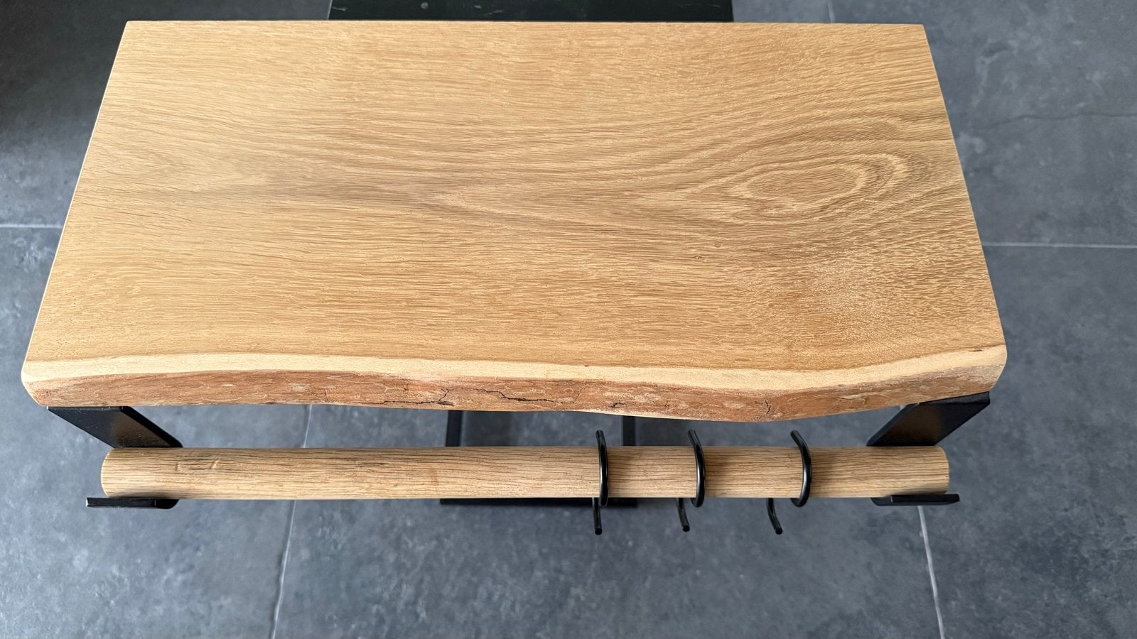 Eikenhouten wandplank met handdoekhouder en haken, Ophalen, Zo goed als nieuw