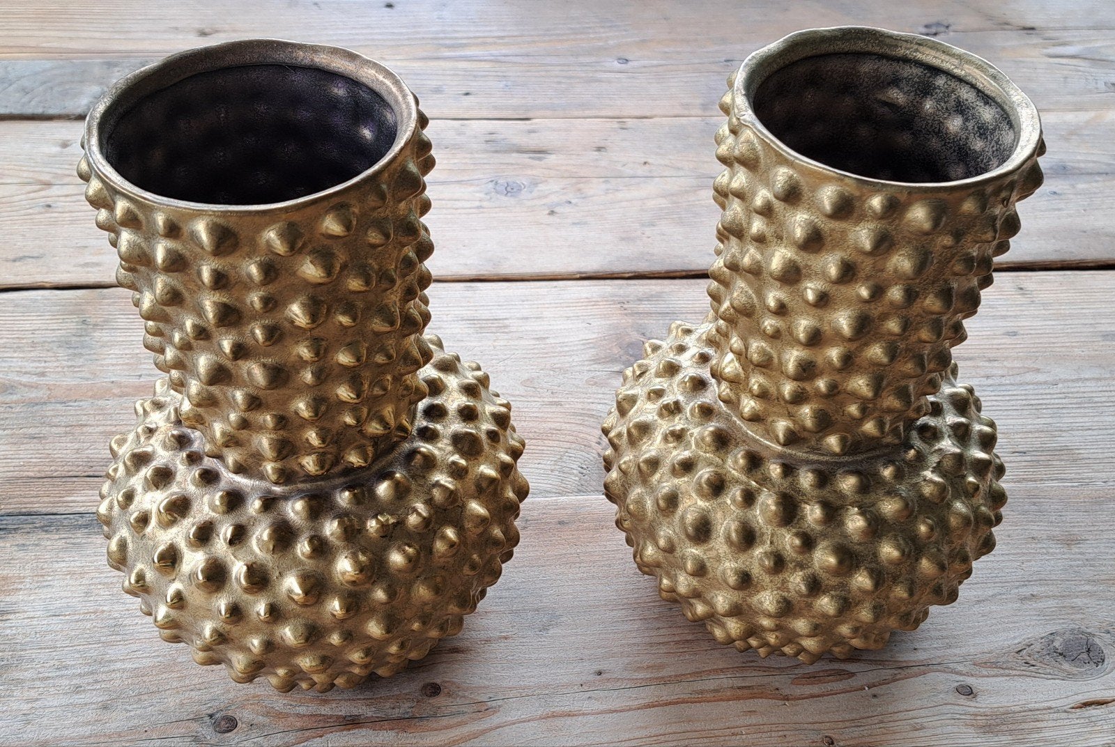 Set van 2 gouden vazen DK met noppenstructuur, Ophalen of Verzenden, Zo goed als nieuw, Overige kleuren, Minder dan 50 cm