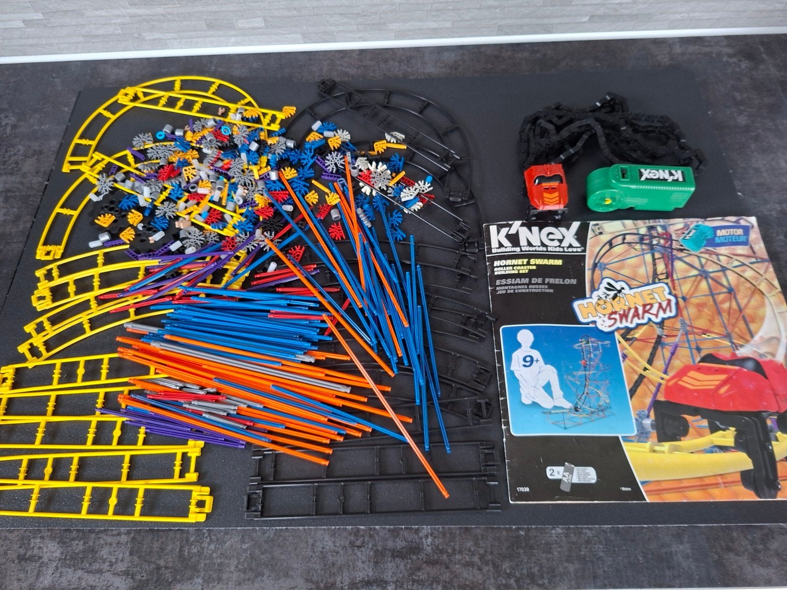 k'nex set met moter rollercoaster hornet Swarm in opbergbox, Ophalen of Verzenden, Zo goed als nieuw, K'nex