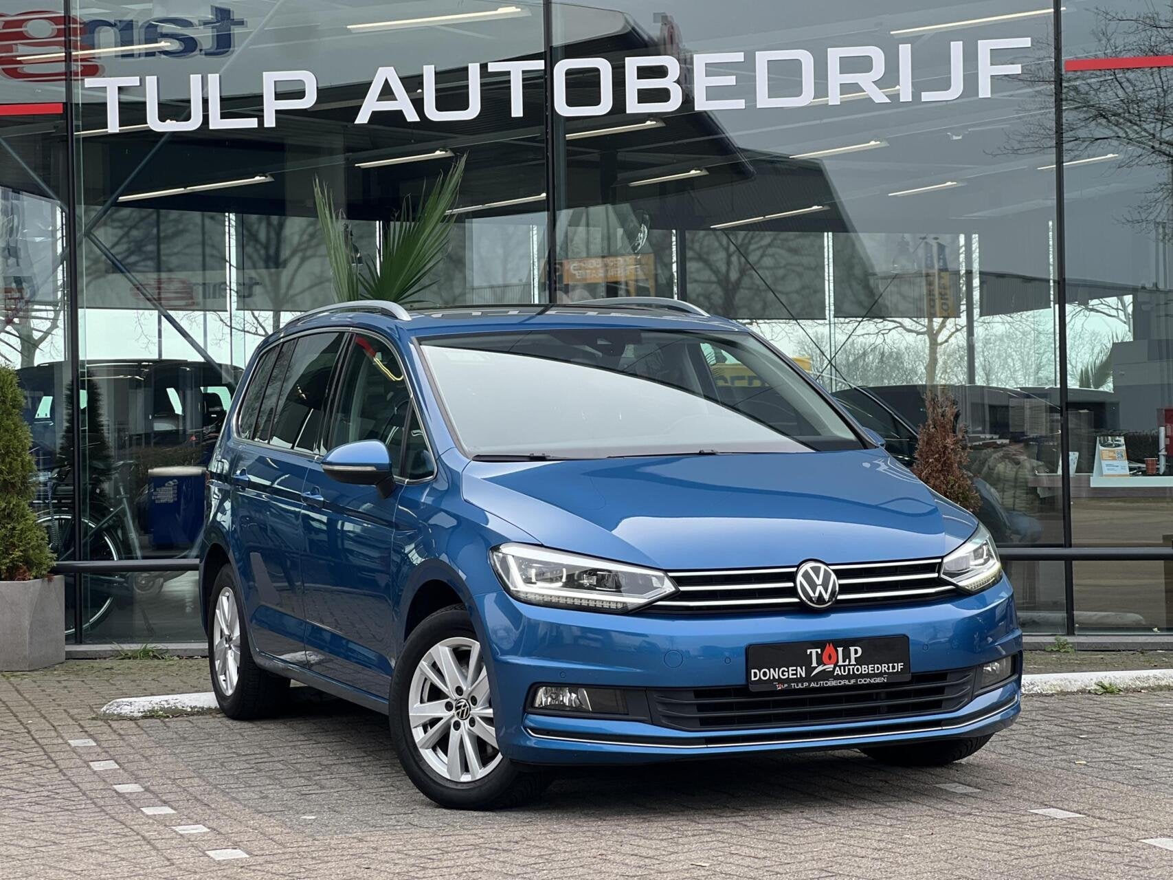 Volkswagen Touran 1.5 TSI Highline 7p Automaat Dak Leder Lux, 15 km/l, Zwart, 4 cilinders, 150 pk