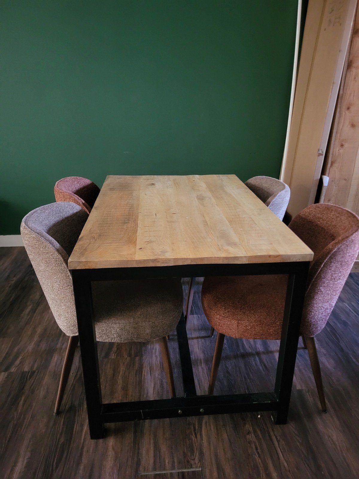 Eettafel met zwart metalen onderstel en houten blad, Gebruikt, 100 tot 150 cm, Industrieel, Modern, 50 tot 100 cm