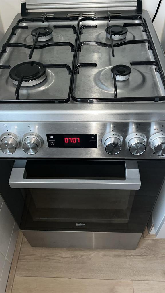 Beko Gasfornuis 49 cm B en 84 cm H (FSM52310DXNL), Ophalen, Hete lucht, 4 kookzones, Zo goed als nieuw