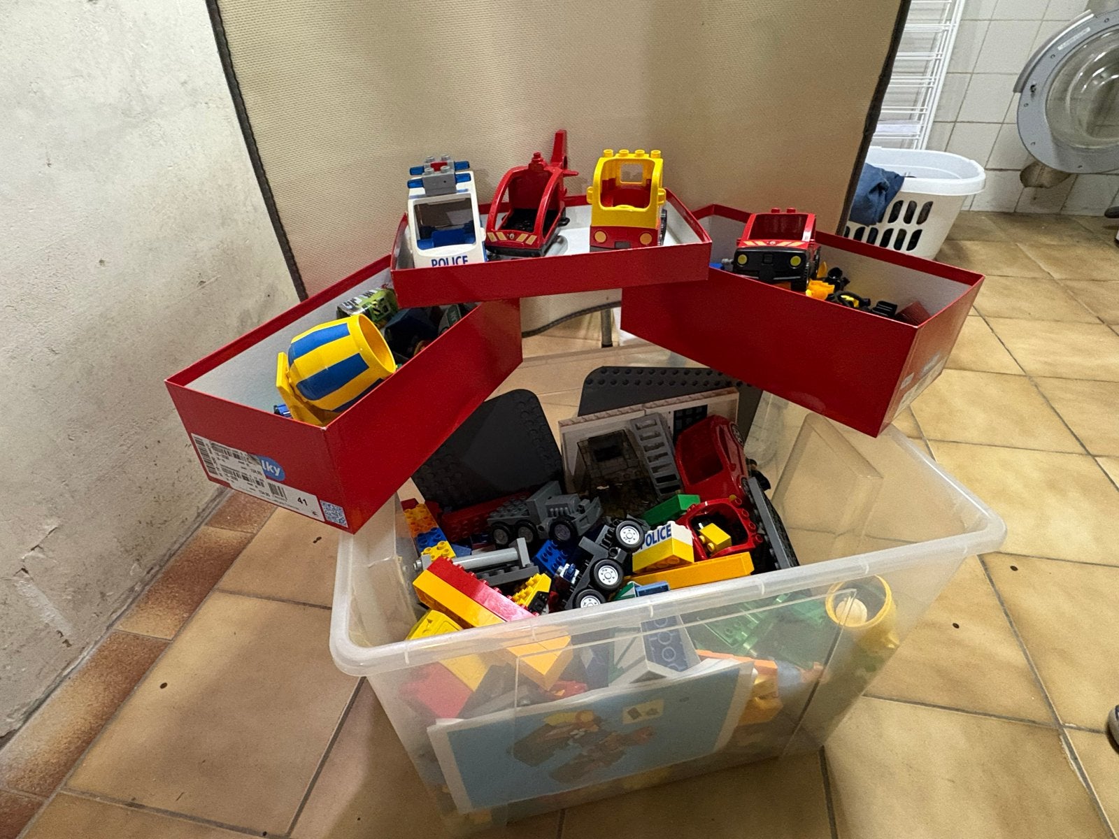 Grote doos met diverse LEGO Duplo bouwstenen en voertuigen