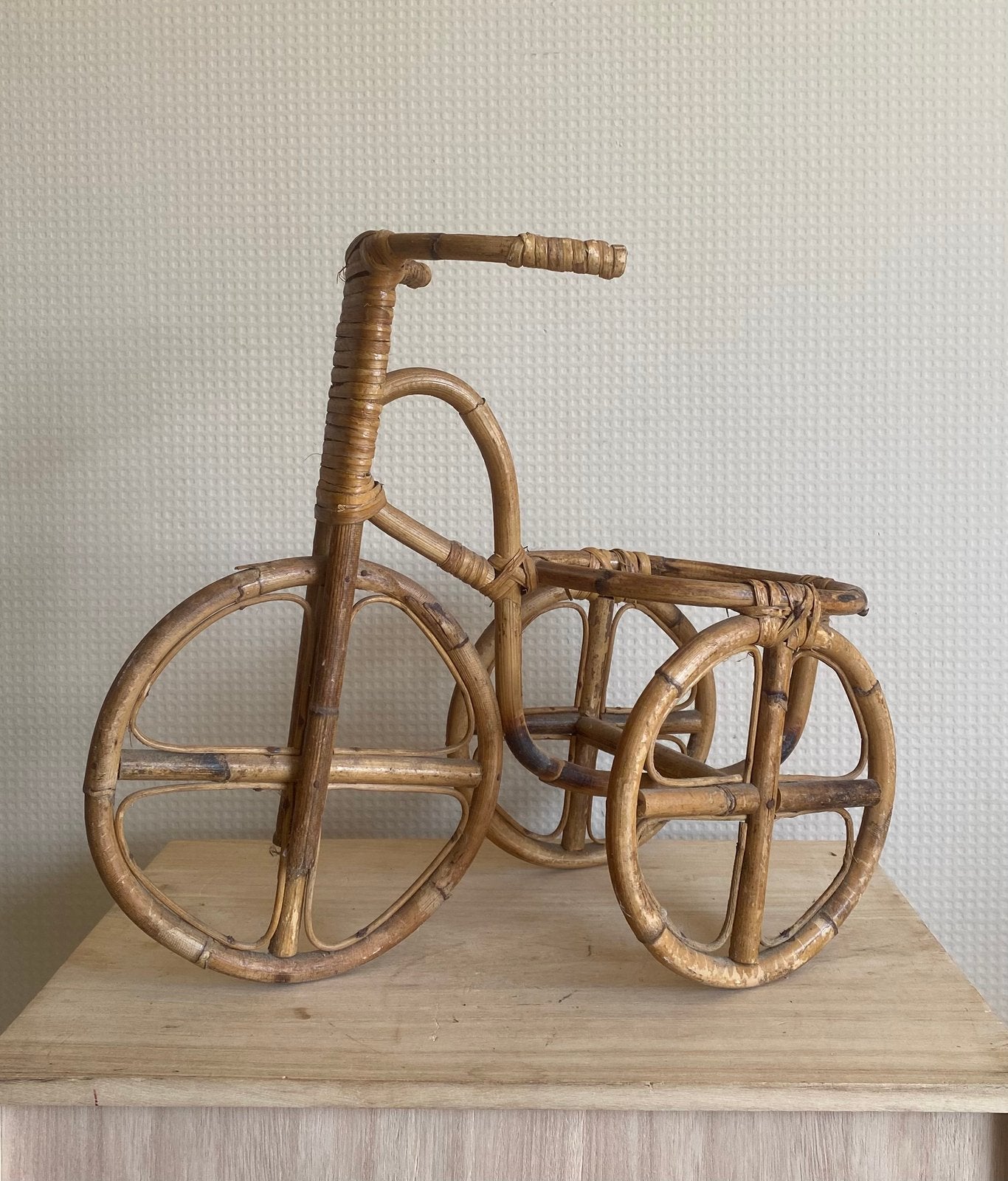 Vintage rotan driewieler plantenstandaard, Antiek en Kunst, Ophalen of Verzenden