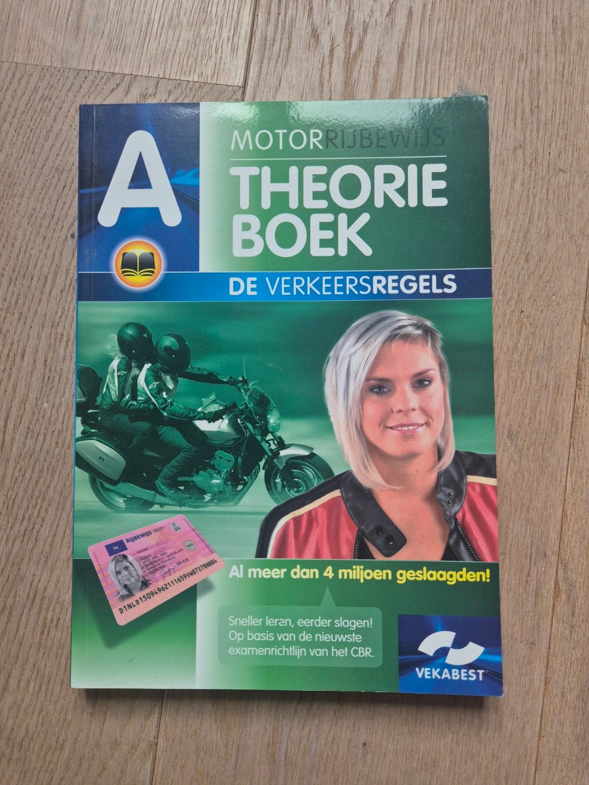 Vekabest Motorrijbewijs Theorieboek - De Verkeersregels, Boeken, Ophalen of Verzenden, Zo goed als nieuw, Overige niveaus, Vekabest