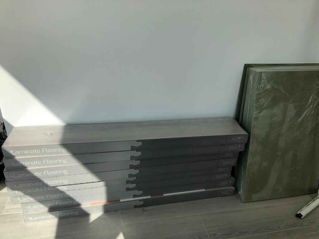 Lichtgrijs laminaat - 8 pakken (ca. 15m²), Nieuw, Ophalen of Verzenden, Grijs, 10 tot 25 m²