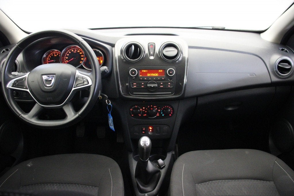 Dacia SANDERO 1.0 SCe Laureate - Airco, Cruise, Auto's, 31 €/maand, Met garantie (alle), Zwart, Origineel Nederlands