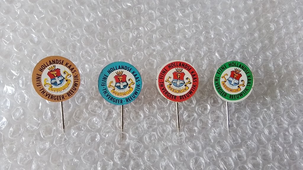 4 verschillende kleuren speldjes Vergeer kaas uit reeuwijk, Ophalen of Verzenden, Zo goed als nieuw, Overige onderwerpen