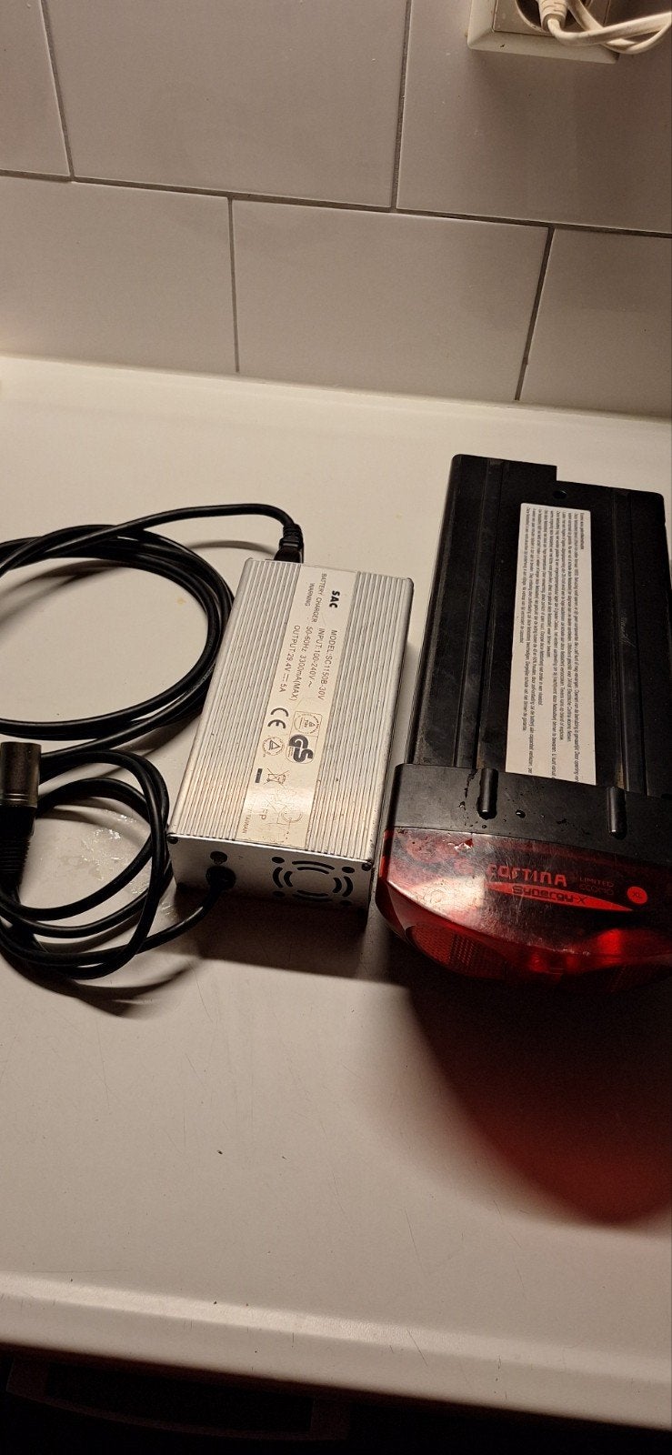 cortina 24v xl accu & oplader, Zo goed als nieuw