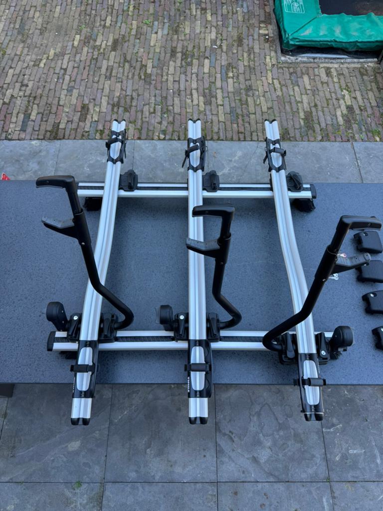 Dak drager met 3x thule proride fietsendrager, Ophalen, Zo goed als nieuw, Dakdrager