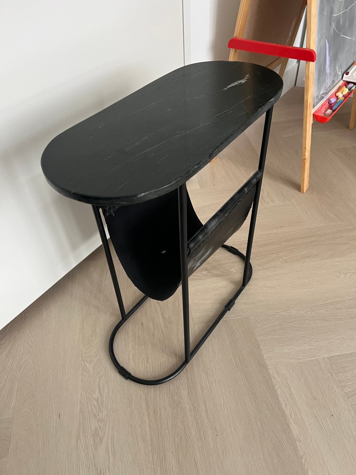 Vtw Living bijzettafel met lectuurbak zwart marmer / leer, Ophalen, Zo goed als nieuw, Rond, 50 tot 100 cm
