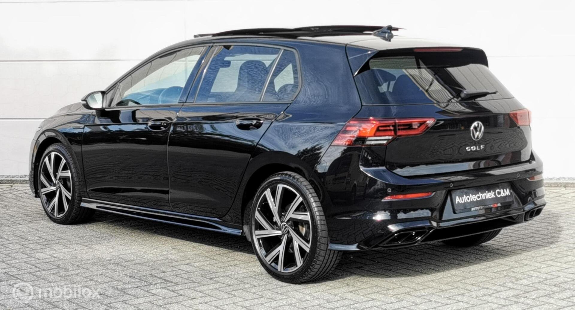 VOLKSWAGEN GOLF 1.5 eTSI R-LINE/150PK/DSG/PANO/ACC/CAMERA/IQ, Auto's, Dealer onderhouden, Adaptive Cruise Control, 1498 cc, Zwart