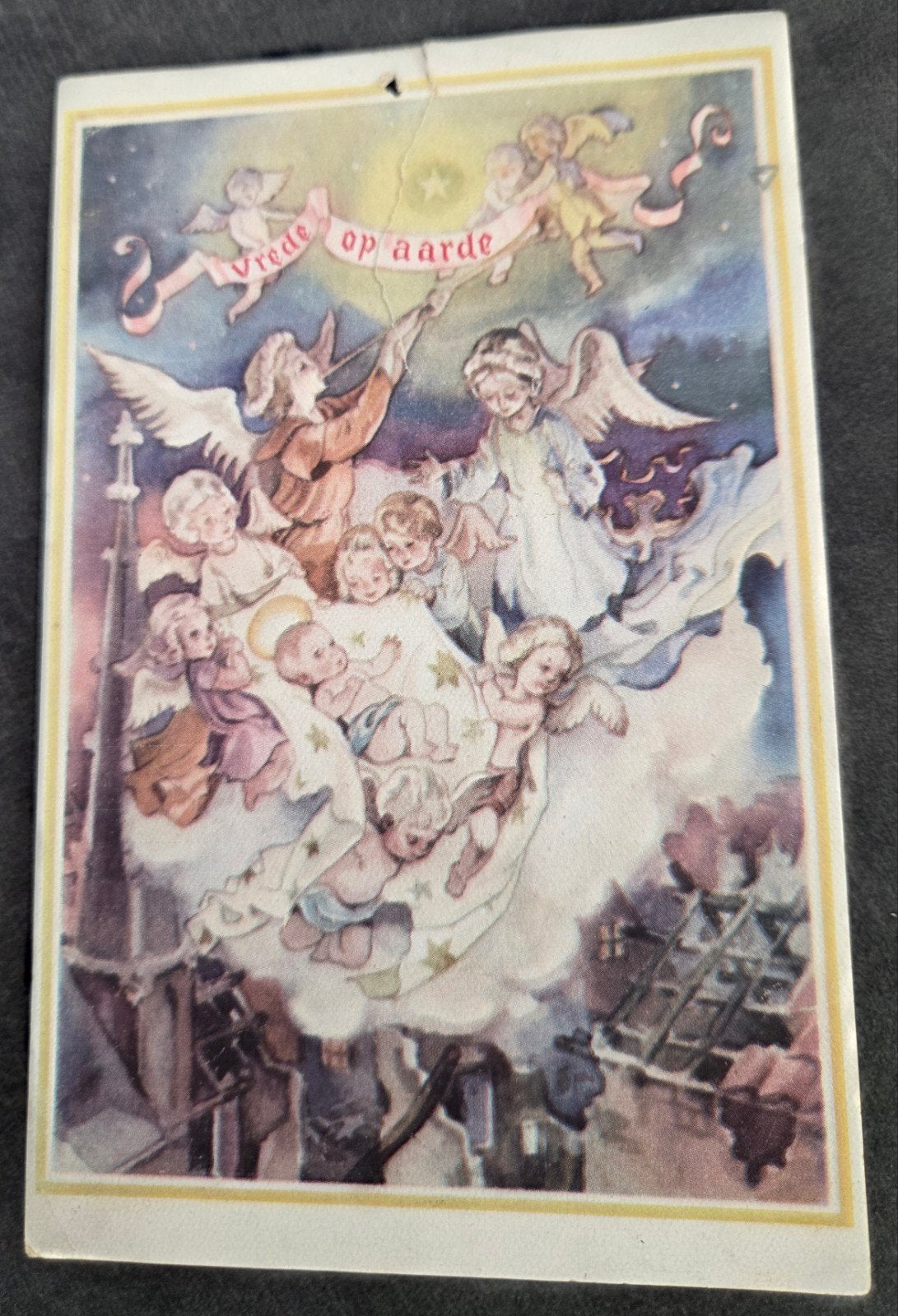 Oude Kerstkaart 'Vrede op aarde' met engelen en baby Jezus, Verzamelen, Verzenden, 1940 tot 1960, Gelopen, Feest(dag)