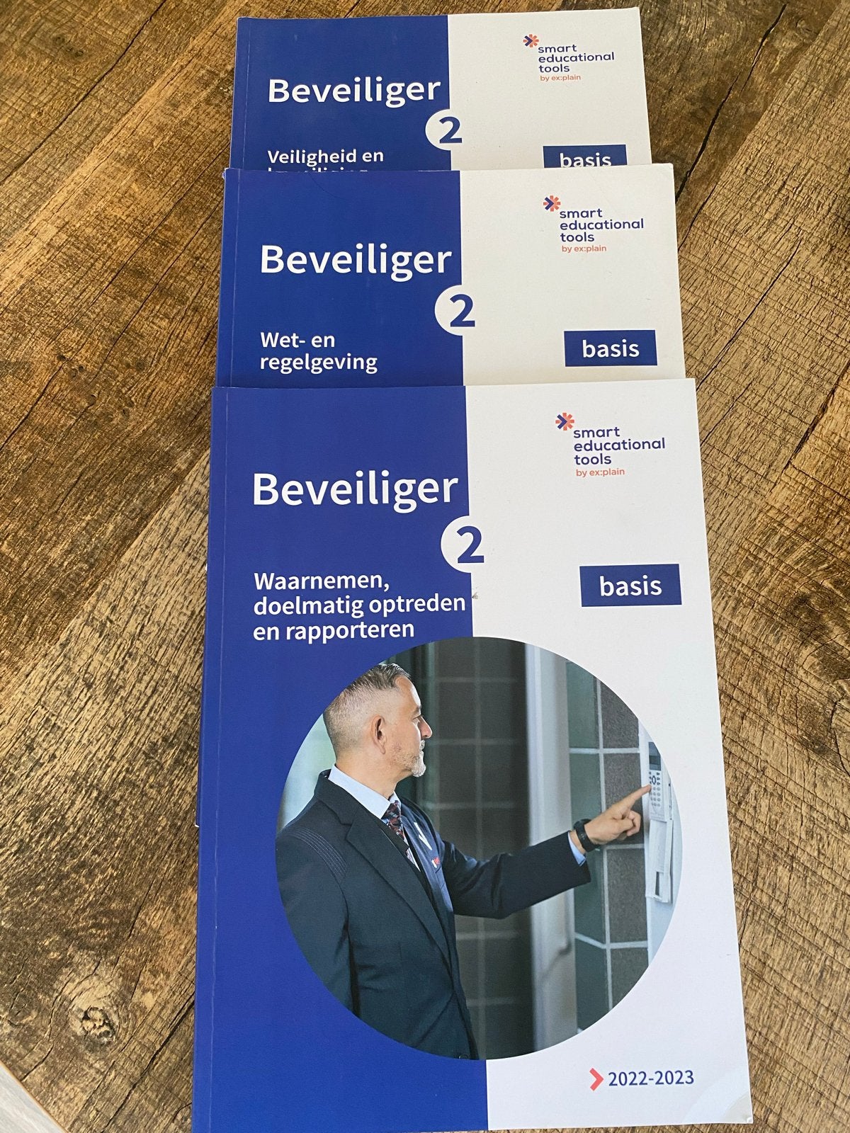 Beveiliger 2 boeken 2022/2023 - Goed onderhouden, Ophalen, Zo goed als nieuw, MBO