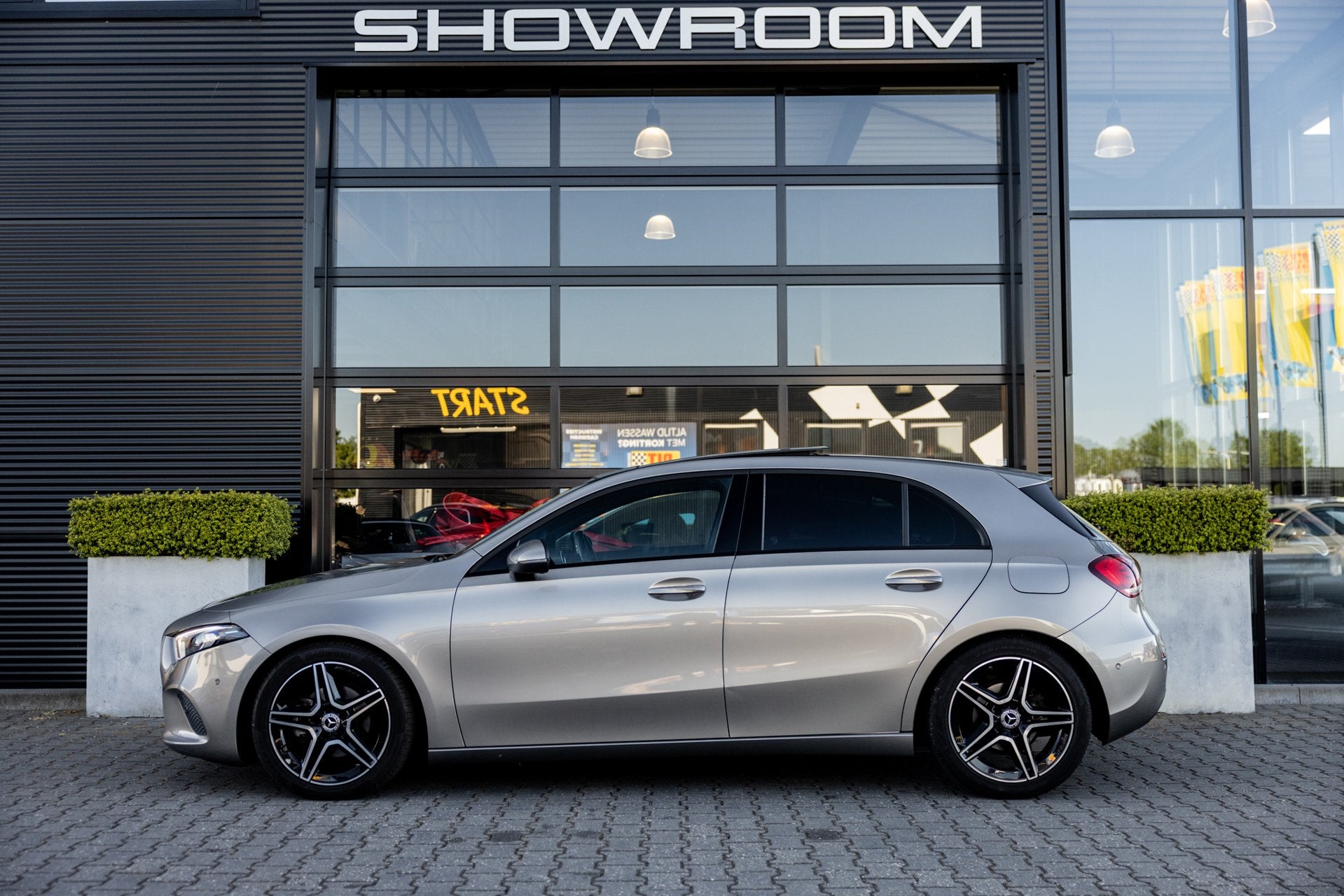 Mercedes-Benz A-klasse 180 AMG velgen, Pano, Carplay NL Auto, 136 pk, Gebruikt, 4 cilinders, Automatische klimaatregeling