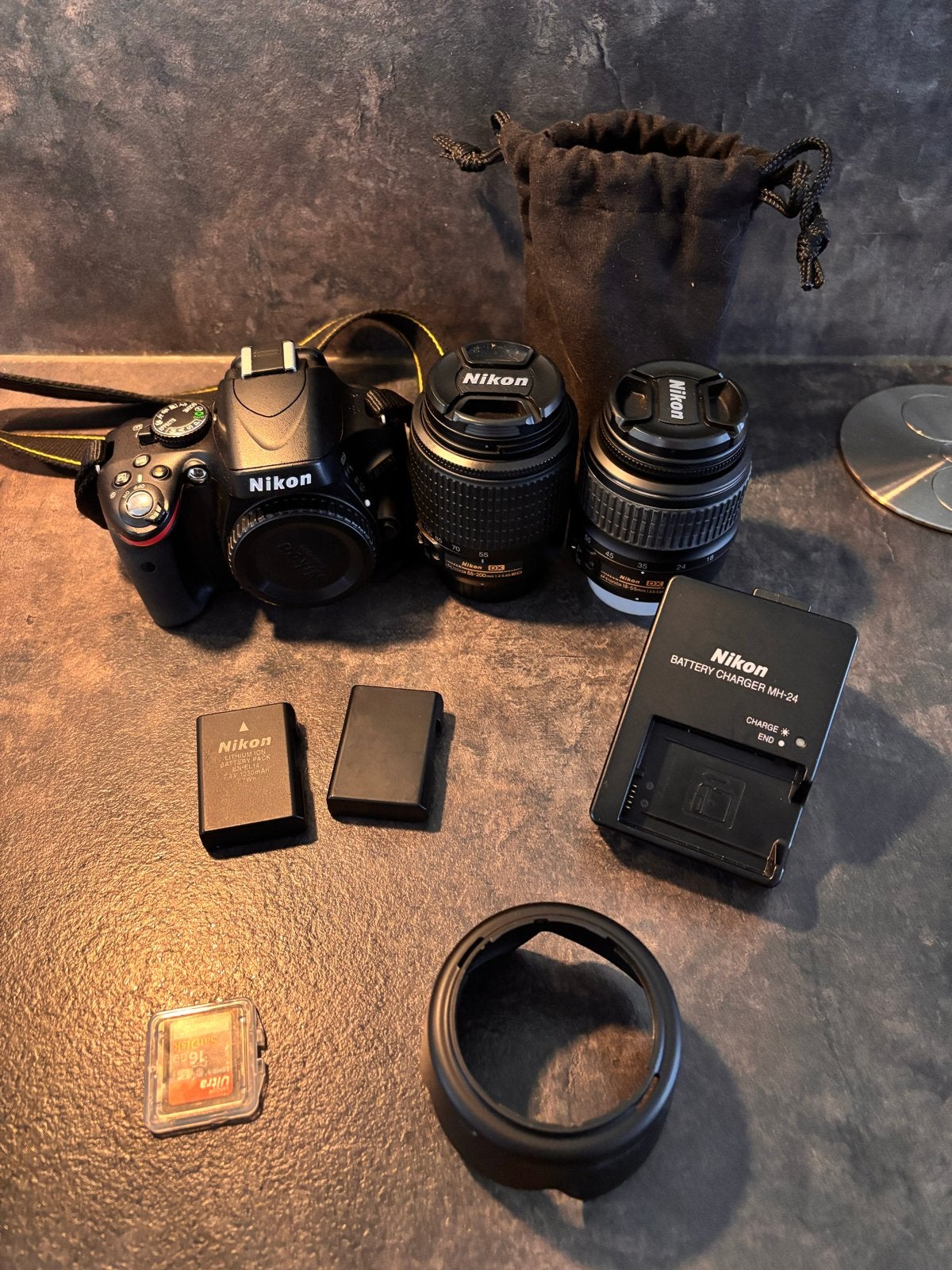 Nikon D5100 Spiegelreflexcamera met 2 lenzen en accessoires, Spiegelreflex, 16 megapixels, Zo goed als nieuw, Accu