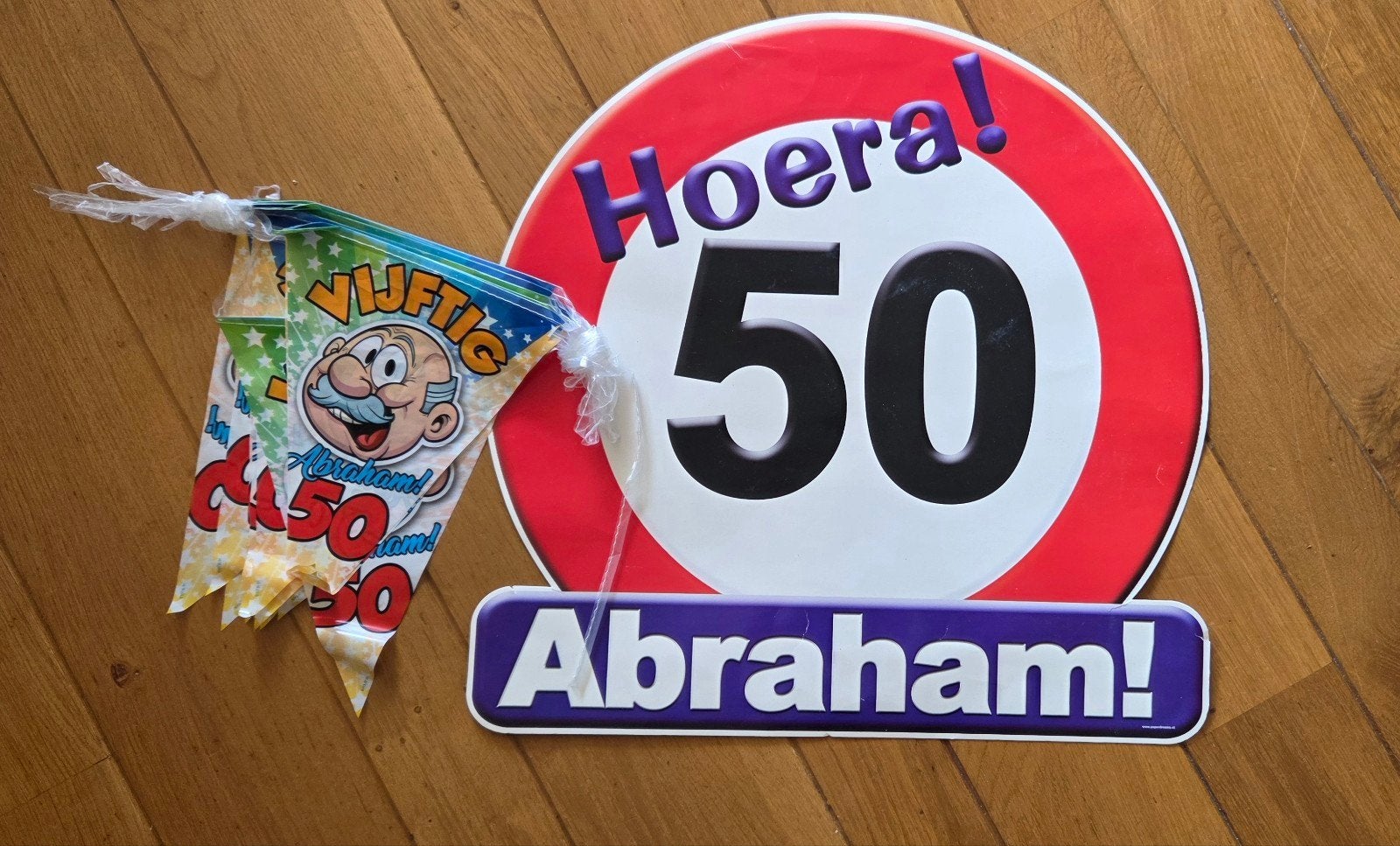Abraham 50 jaar feestpakket: Verkeersbord en vlaggenlijn, Hobby en Vrije tijd, Feestartikelen, Ophalen, Zo goed als nieuw, Versiering