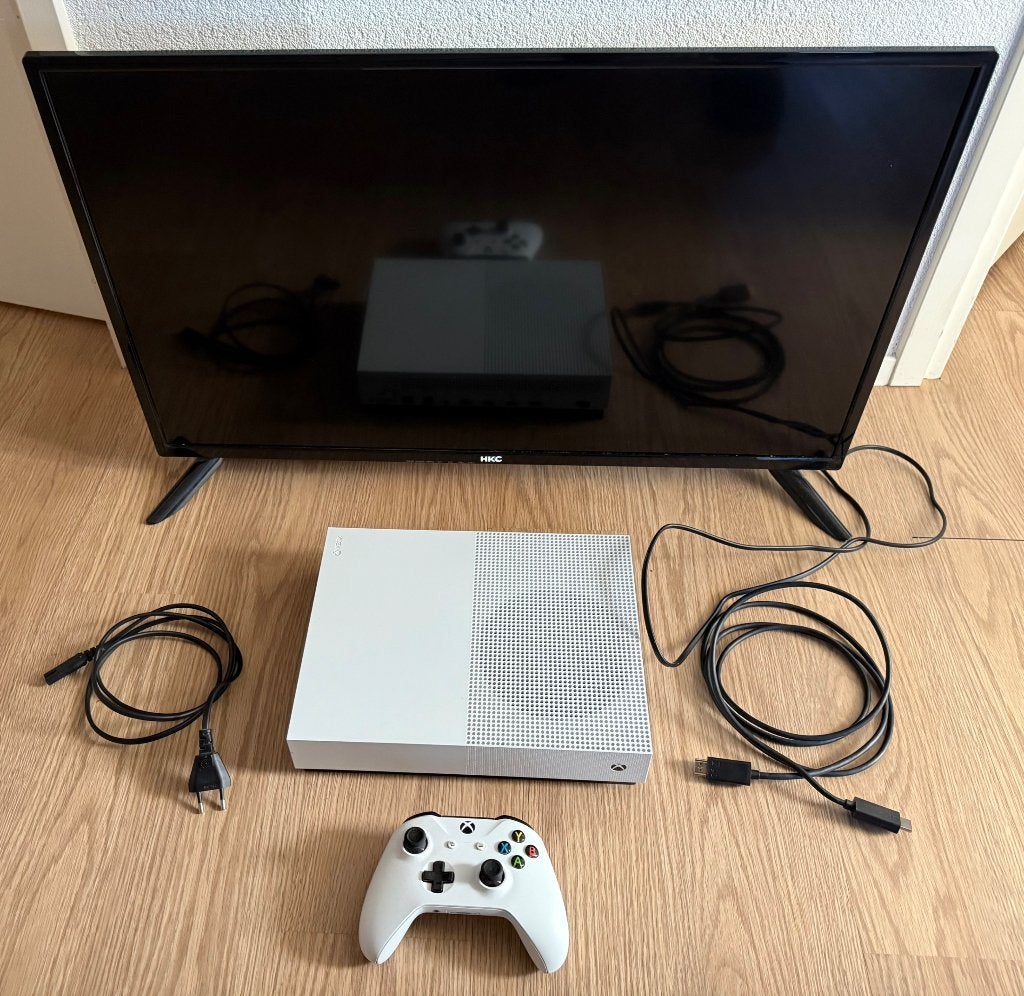 Xbox One S digital met controller en 32” TV, Spelcomputers en Games, Ophalen, Xbox One S All-digital, Zo goed als nieuw, 1 TB