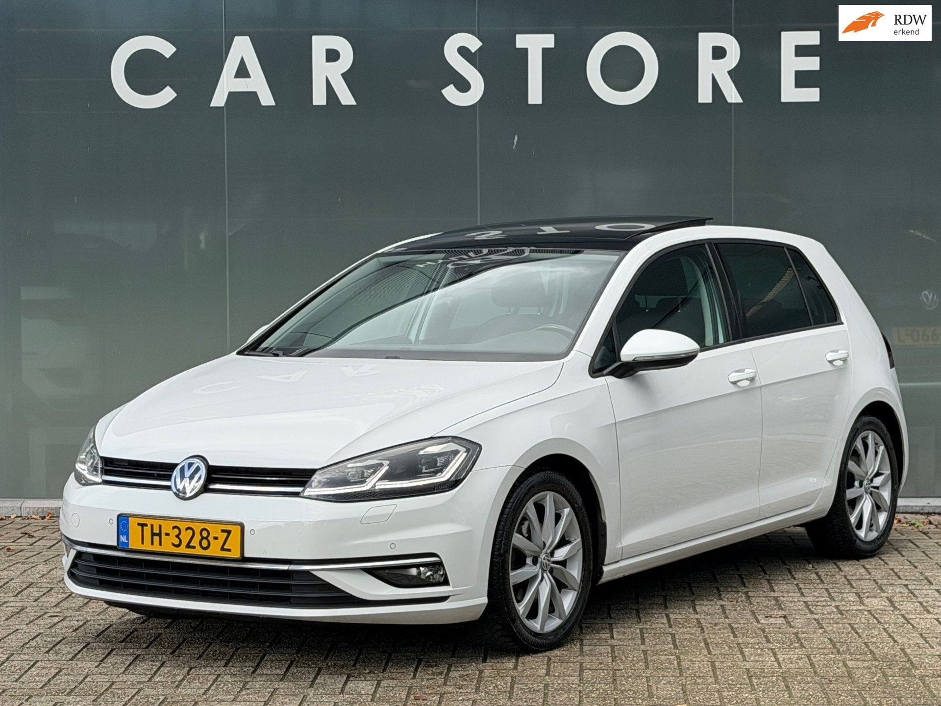 Volkswagen Golf 1.5 TSI Highline Business R Virtual / Pano /, Auto's, 4 cilinders, 150 pk, Alcantara, Wit
