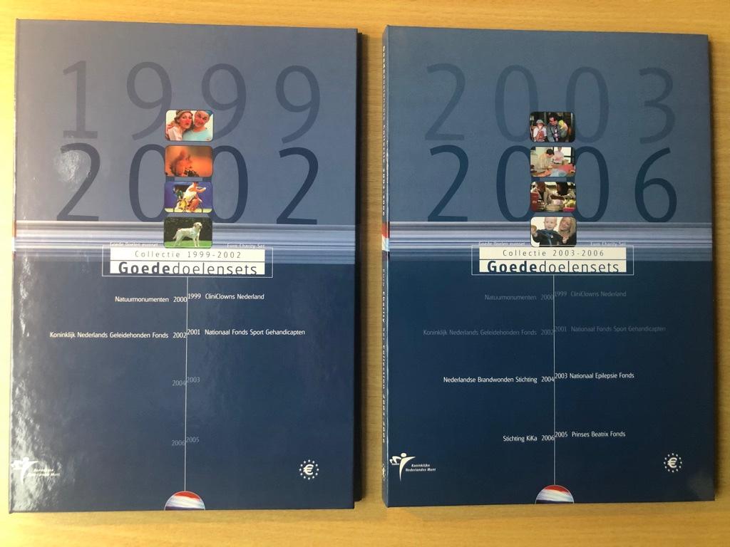 2 mappen met Goede Doelen sets - KNM, Verzenden, Koningin Beatrix, Overige waardes