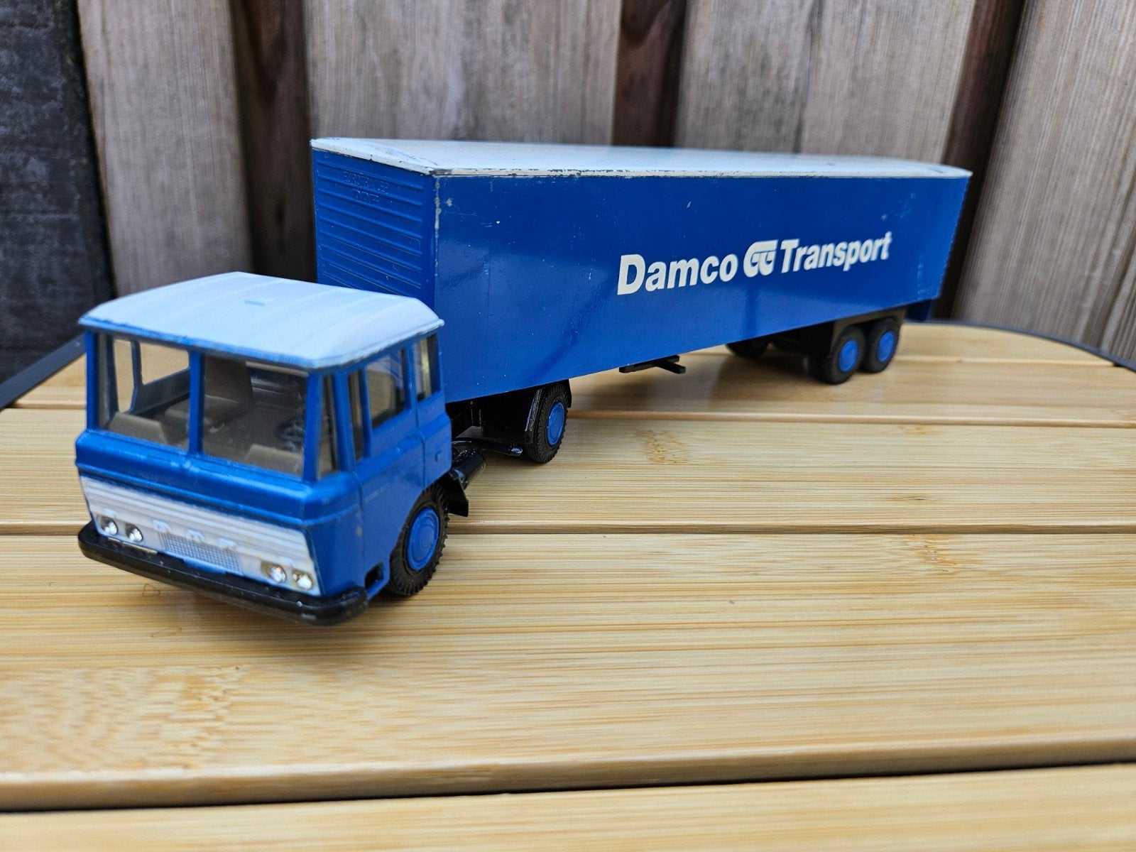 Lioncar DAF 2600 Damco Transport 1:50 - Blauw Eurotrailer, Ophalen of Verzenden, Zo goed als nieuw, Bus of Vrachtwagen, Lion Toys