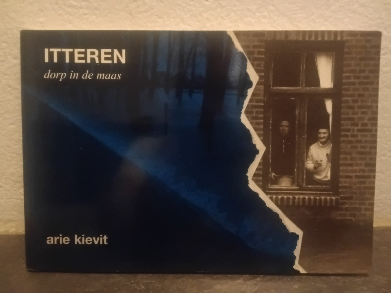 ITTEREN DORP IN DE MAAS  FOT VERSLAG WATERSNOOD JANUARI 1995, Boeken, Geschiedenis | Stad en Regio, 20e eeuw of later, Ariie Kievit Tekst Jan Briek