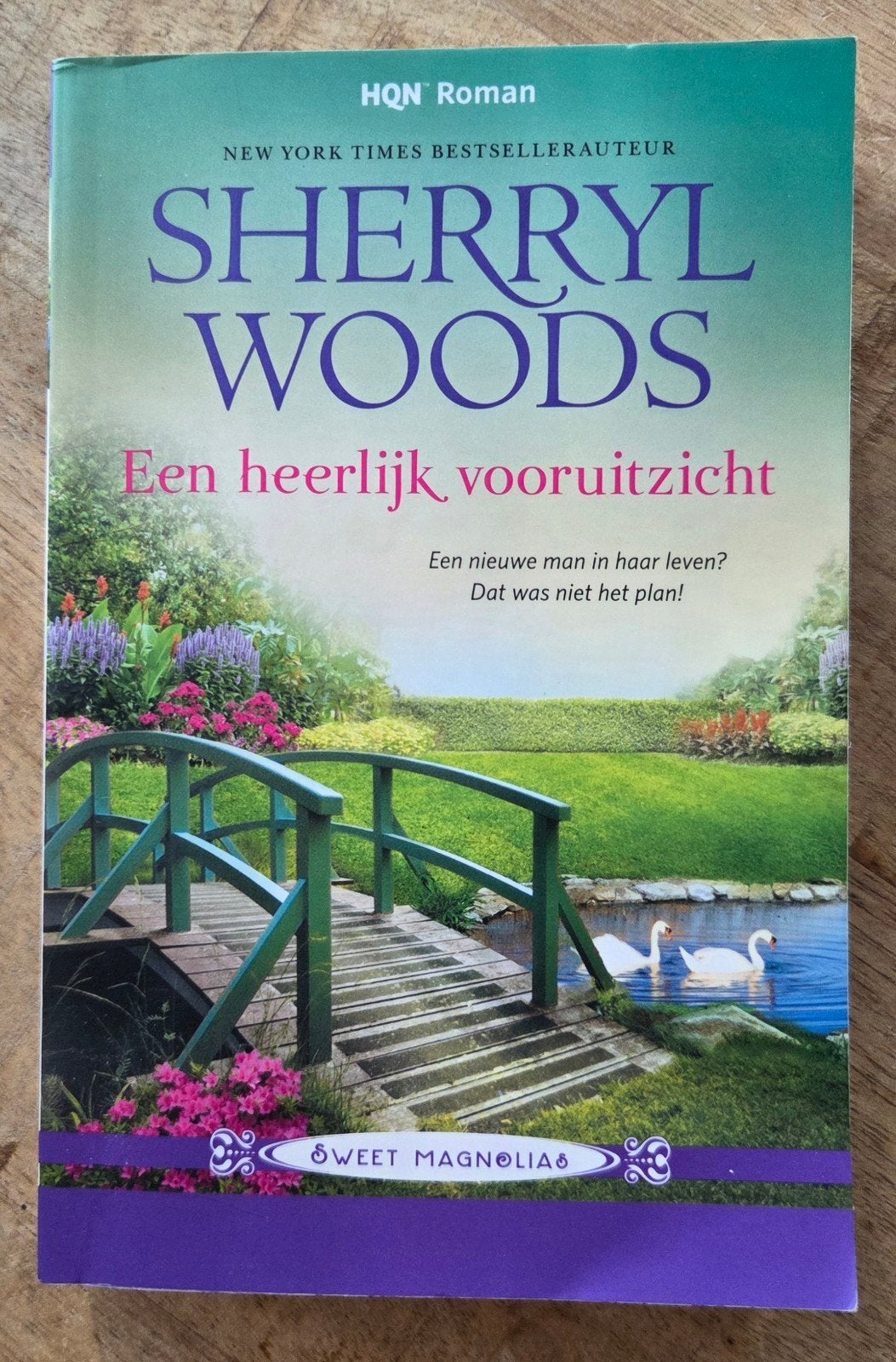 Sherryl Woods- Een heerlijk vooruitzicht  - HQN roman pocket, Ophalen of Verzenden, Zo goed als nieuw, Sherryl Woods