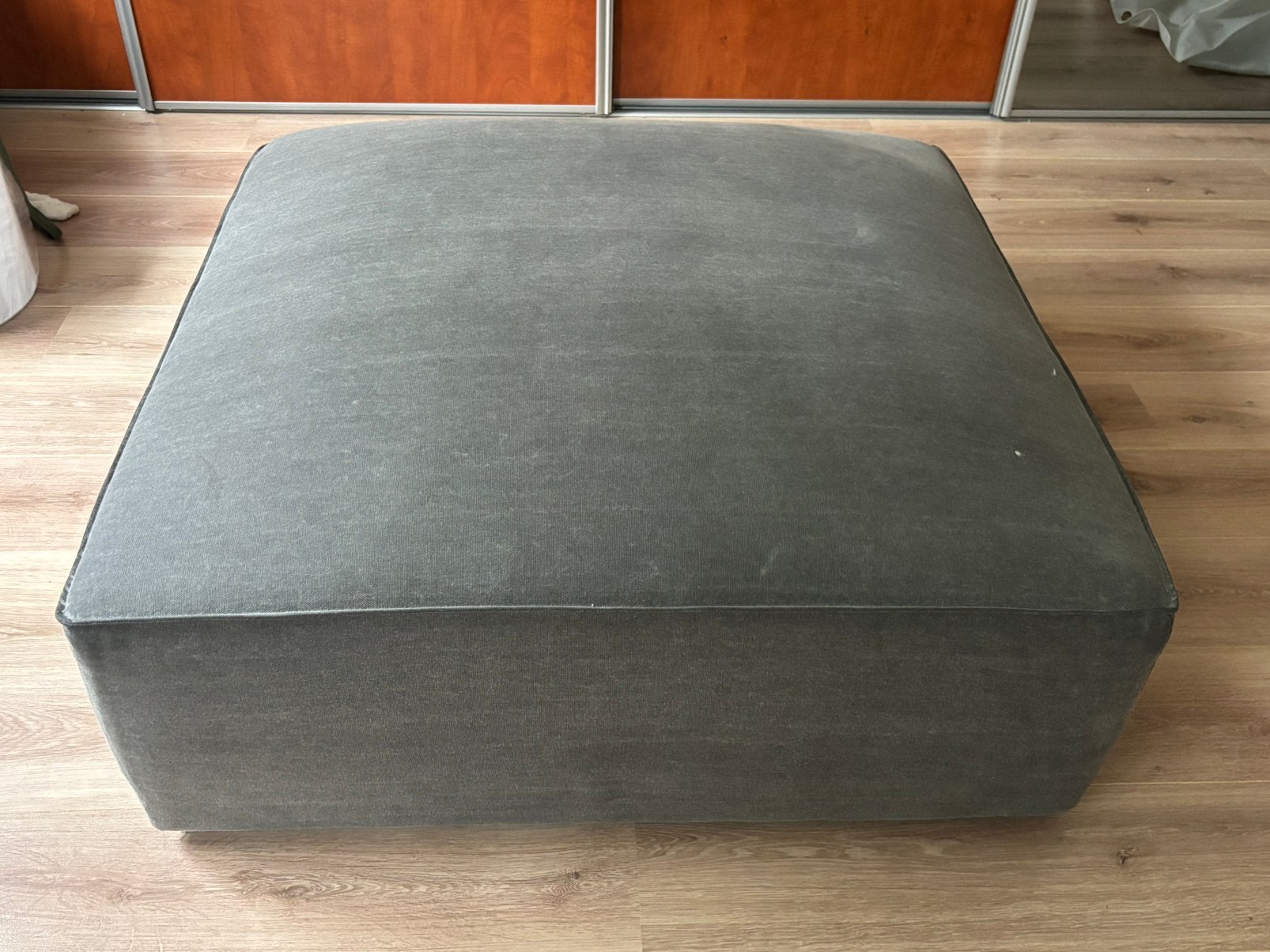 Grijze poef/hocker, Ophalen, Zo goed als nieuw, Vierkant, 75 tot 100 cm