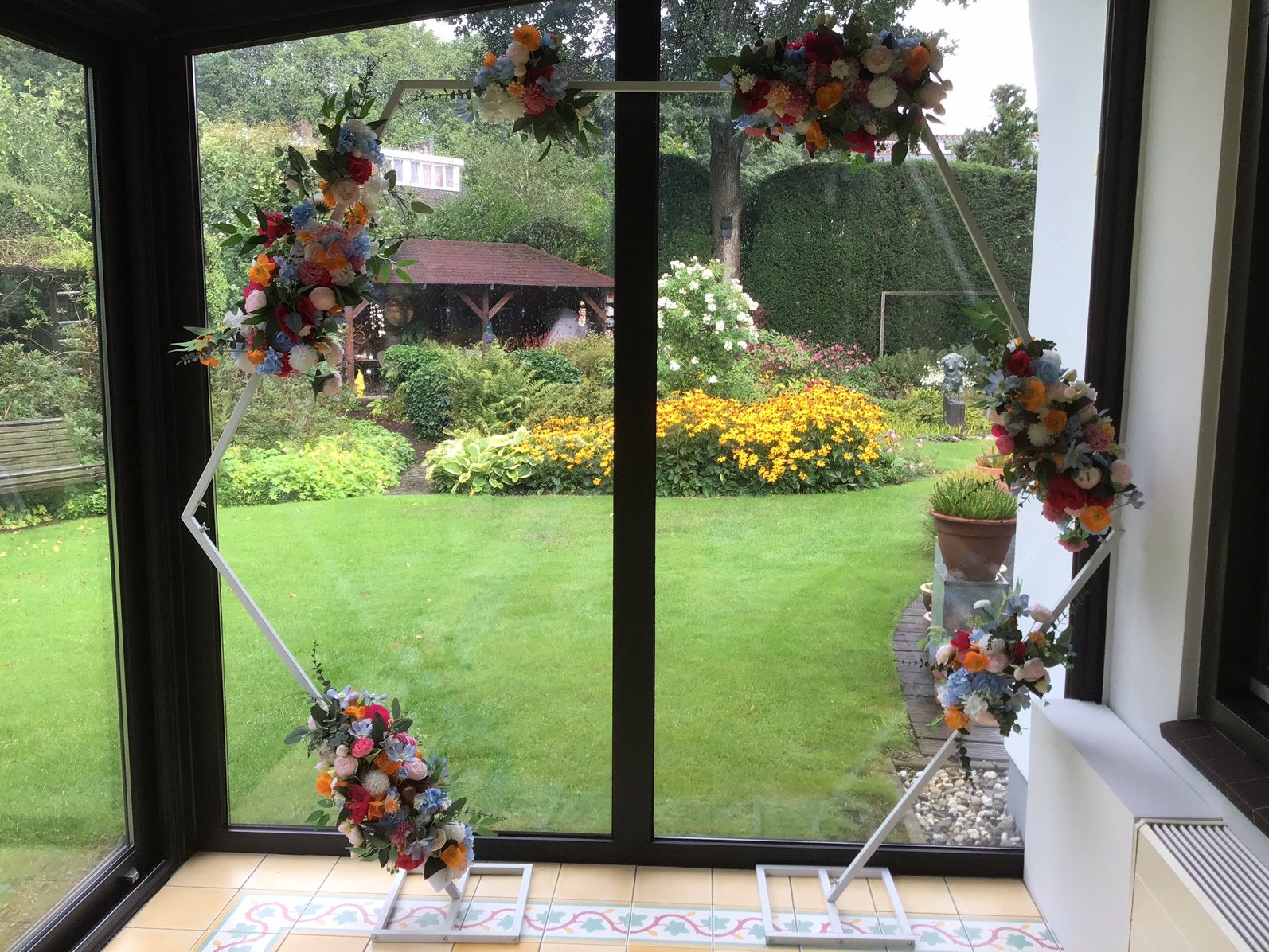 Boog voor bruiloft of feest met kunstbloemen -demonteerbaar, Ophalen of Verzenden, Versiering, Geboorte of Huwelijk