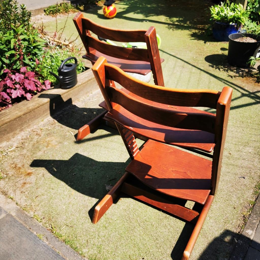 2x Stokke Tripp Trapp stoelen donkerbruin, Ophalen, Gebruikt, Meegroeistoel