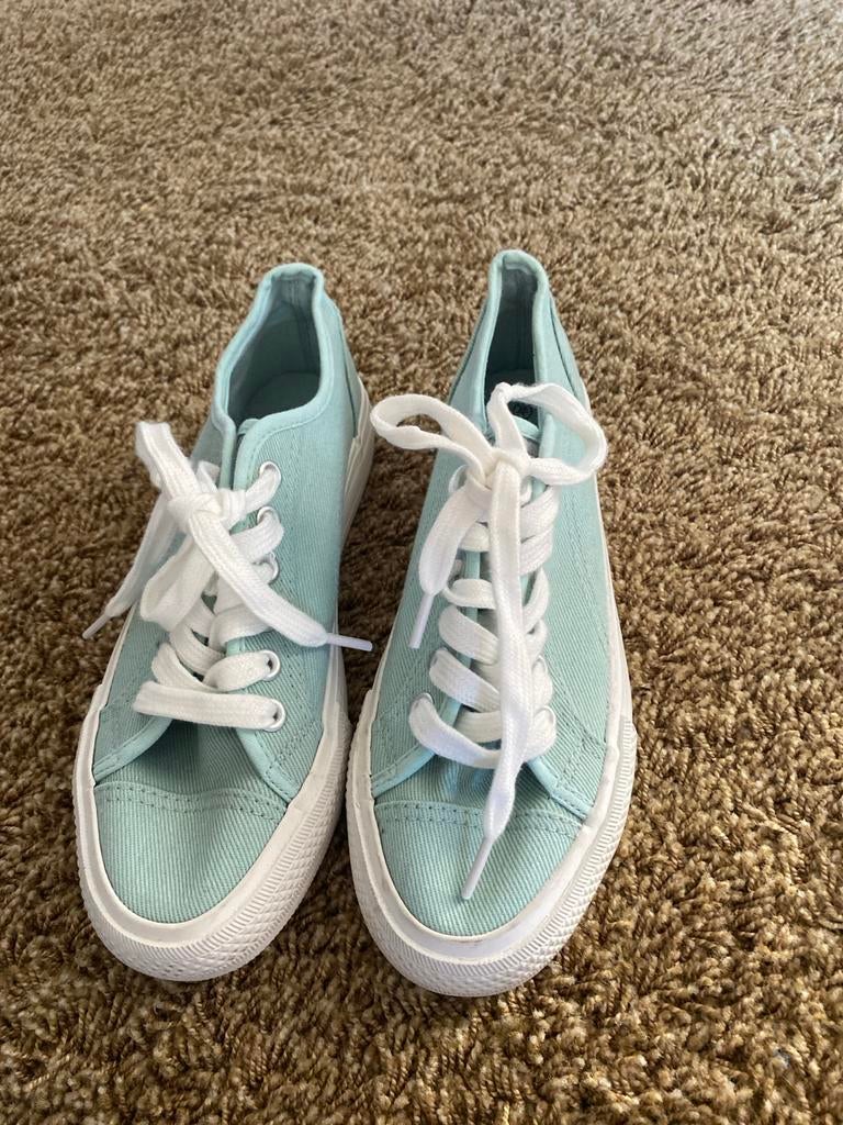 Lichtblauwe sneakers met knoop in veter, Kleding | Dames, Schoenen, Ophalen, Zo goed als nieuw, Blauw, Sneakers of Gympen