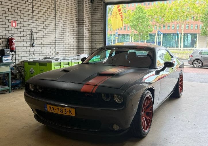 Dodge Challenger SXT plus 2016 Grijs, Auto's, Dodge, Particulier, Challenger, Benzine, Sedan, Geïmporteerd, Zilver of Grijs, Ophalen