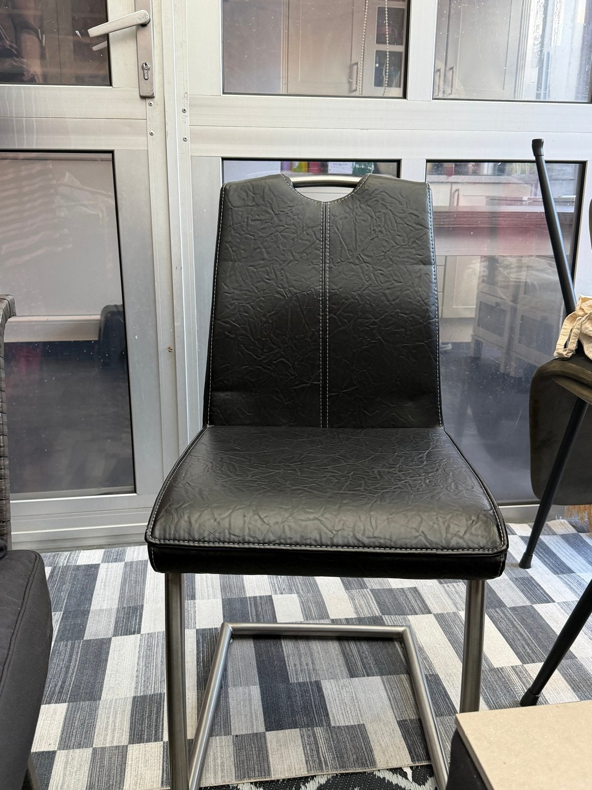 Zwarte eetkamerstoel met metalen onderstel, Huis en Inrichting, Stoelen, Ophalen, Kunststof, Gebruikt, Zwart