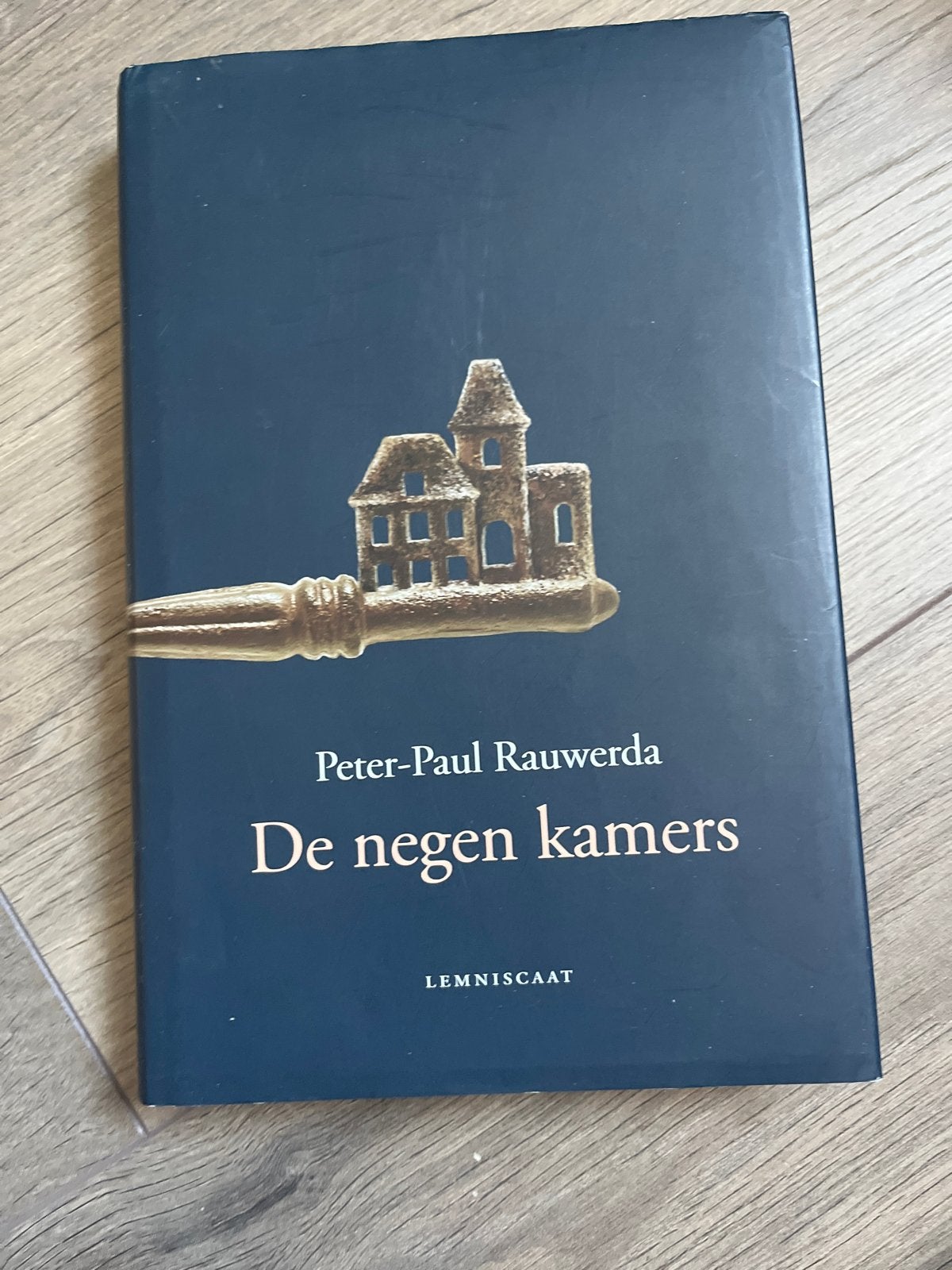 De negen kamers - Peter-Paul Rauwerda (Boek), Ophalen of Verzenden, Zo goed als nieuw, Nederland