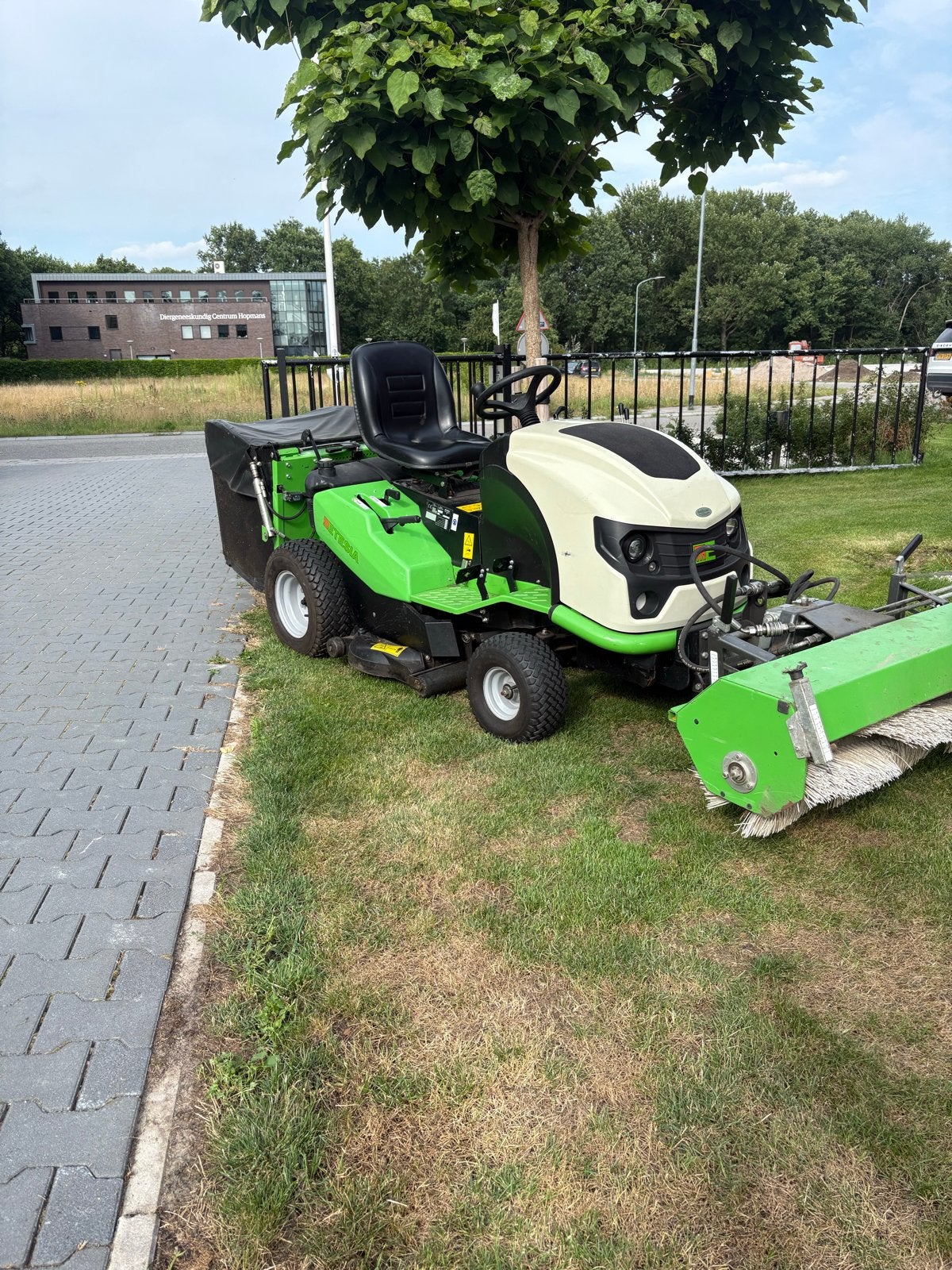 Etesia Hydro 100 MKHH zitmaaier met veegborstel, Ophalen, Cirkelmaaier, Gebruikt, Opvangbak
