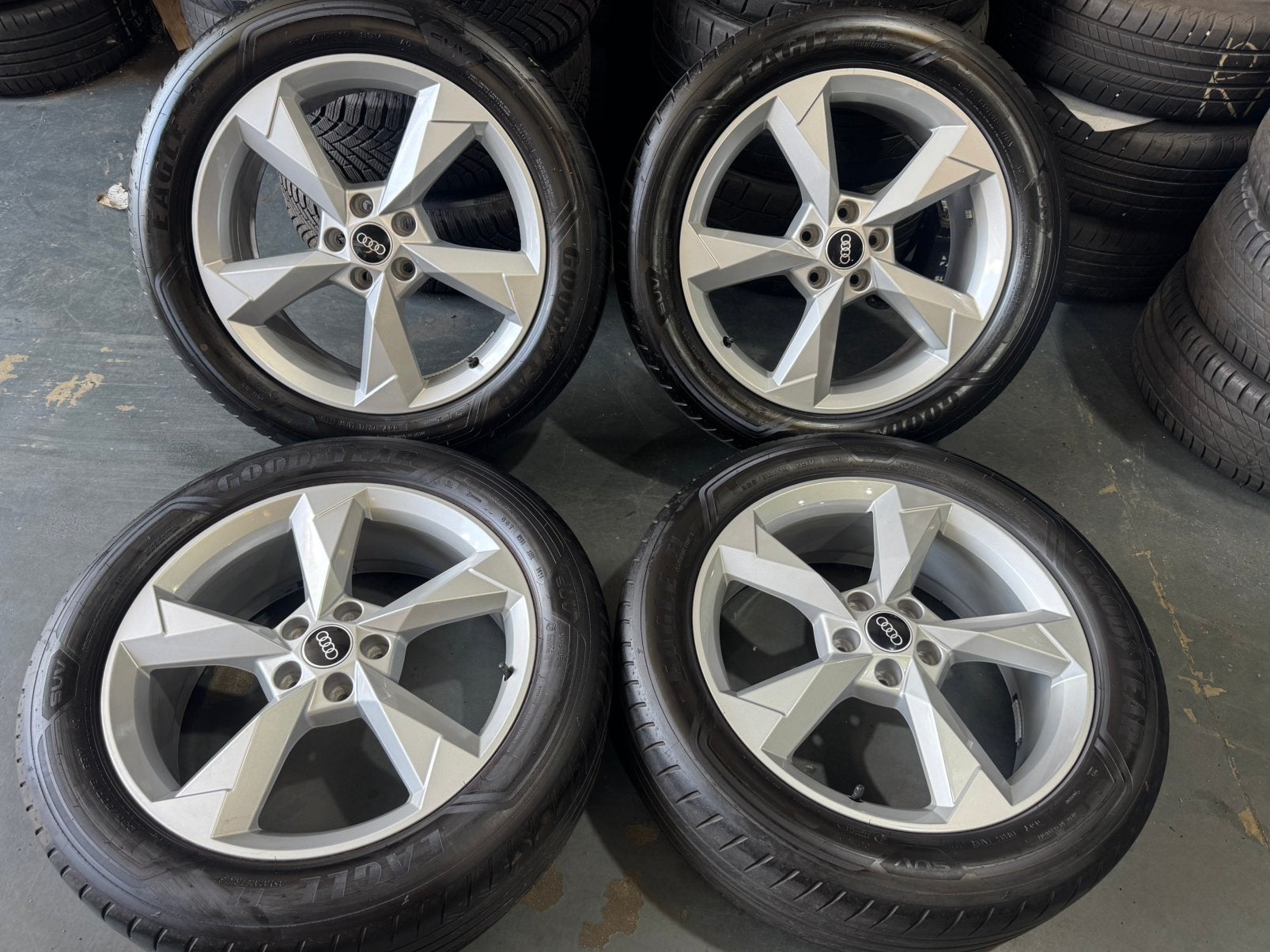 19” Originele Audi Q3 Demo Velgen en Zomerbanden 235/50/19, 19 inch, Banden en Velgen, Nieuw, Ophalen of Verzenden